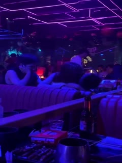 【硬核流出❤️吃瓜】某酒吧大厅刺激做爱 年轻人玩的就是花 俩男玩一女那么多人众目睽睽下性爱 女上位坐桩榨精