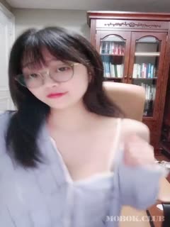 父母的乖乖女,清純甜美OO後眼鏡娘在老爸書房裏果聊,學舞蹈的,身體柔軟