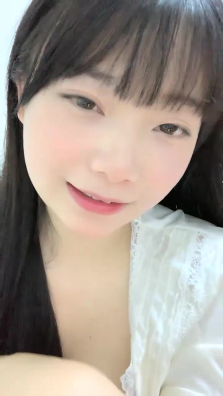 极品尤物！清纯系美少女！颜值无敌大尺度秀，慢慢脱掉内衣超诱惑，骑乘位深插多毛骚穴海报剧照