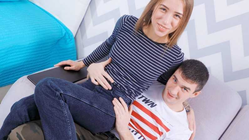 RawCouples Ria Couple fills love nest with lust海报剧照